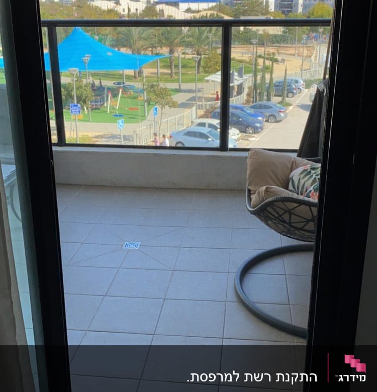 מעקה אלומיניום במרפסת עם נוף עירוני